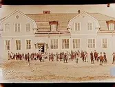 Rynningeskolan, skolbyggnad.
Skolbarn på skolgården.
Folkskollärare Nystedt