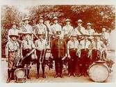 14 scouter med musikinstrument.
Musikfanjunkare D. Hagberg