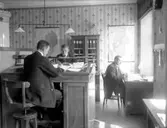 Livförsäkringsbolaget Tryggs kontor, interiör, kontorspersonal, 3 kontorister.
Distriktschef H. Johansson