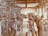 AB Skofabriken Kronan, fabriksinteriör, 9 skoarbetare som klackar och snittfräser.