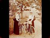 Två kvinnor med cyklar på utfärd.
Ingeborg Lundkvist