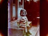 En liten pojke på trappan.
Einar Molin