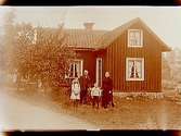 Envånings vinkelbyggt bostadshus, familj 4 personer framför huset.
Johan Hedblom.
Skomakare Johan Hedblom (1866–1936), Hedlunda, Torsborg, och hans familj. Hustru Anna Matilda Andersson (1874–1956) samt barnen Linnéa Hedblom (1906–1989) och John Hedblom (1909–1985), som blev fotograf i Stora Mellösa.