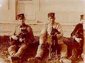 Tre soldater med tre hundar.
Korpral Jarl
Arresten, Grenadjärer, I3.