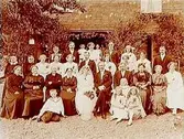 Bröllop. Brudpar och bröllopsgäster.
Folkskollärare Gustaf Carlström