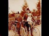 Familj till cykel, man med hustru och ett litet barn.
Oskar Alfredsson