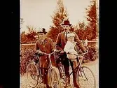 Familj till cykel, man med hustru och ett litet barn.
Oskar Alfredsson