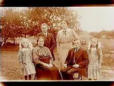 Familj, 6 personer.
Johan Andersson.
Familjen Per Johan Andersson på Knarsta gärde, Stora Mellösa hösten 1917. Uppklädda i bästa 
stassen fr. v. Brita Johansson (1909-1985) g. Skoglund/Andersson, Anna Mathilda Nilsdotter 
Lundin (1874-1959), Joel Emanuel Johansson Jälmsjö (1902-1986), Maja Johansson (1900-1971) g. 
Skoglund, Per-Johan Andersson (1858-1927), Elsa Johansson (1905-1977 g. Edlund