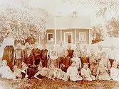 Lillkyrkas småskola, envånings bostadshus, småskola.
27 skolbarn och fröken.
Frida Olsson.