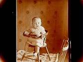 Ett litet barn i barnstol.
Gustaf Ekblad