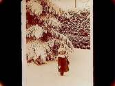 Ett barn i snön.
Ingenjör H. Gille