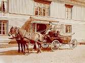 Två hästar spända för öppen landå.
Boningshus.

August Sätterqvist (Zätterqvist).