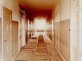 Försörjningsanstalten, interiör, gång med dörrar.