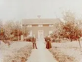 En och en halvvånings bostadshus.
Äldre par framför huset.
C.J. Rosell