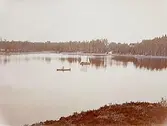 Två båtar på sjön. 
Badhuset och sommarstugan.
Grosshandlare Uno Bergvall