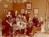 Nynäs Herrgård.
Rumsinteriör. Familjegrupp 7 personer.
Godsägare E. Ribbings 50 årsdag.