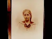 En skolflicka, bröstbild.
Ingrid Vidén