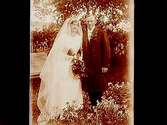 Brudpar, bruden helt i vitt, med myrtenkrona, brudgummen i bonjour.
John Johansson