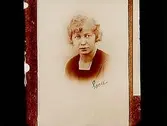En kvinna, bröstbild.Oskar Hedenfeldt