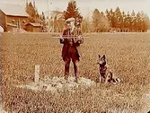 Älgskogens gård, en man och hans hund vid en dikesbrunn.
Jordbrukskonsulent H. Flodkvist, Örebro.