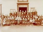 Ekeby skola, skolbyggnad. 61 skolbarn på skoltrappan.
Skollärare K.J. Strandh