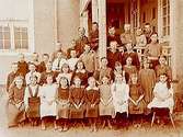 Rynninge skola, 36 skolbarn med lärare på skoltrappan.
Skollärare Samuel Nystedt