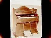 Orgel.
L. Sundquist & Boströms Musikaffär.