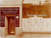 Bröderna Carlssons Speceriaffär, exteriör, skyltfönster.