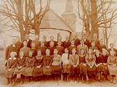 Konfirmander.Askers kyrka i bakgrunden.19 flickor, 14 pojkar och kyrkoherde D.T. Nilsson.