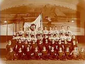 Karolinska läroverket.
Gymnastikgruppen A.G.F. i gymnastiksalen, 23 kvinnor och 18 män.
