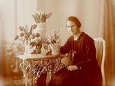 En kvinna vid blomsterbordet.Ellen Johansson