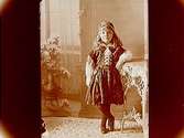 En liten flicka i folkdräkt.Carl Lundberg