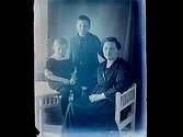 Familjegrupp, 3 personer. Fru Alma Larsson.
Bilden föreställer Alma Larsson, till vänster hennes son Göran Larsson (bytte namn 1953 till Göran Vedle) i mitten står äldsta sonen Birger Larsson. Familjen bodde på Rostastrand 17.