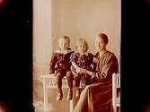 Mor och två småbarn.
Karl Vahlstedt