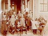 Rynninge skola, 18 skolbarn på skoltrappan med lärarinna fröken Dahlin.