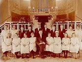 Betlehemskyrkan, interiör.
Konfirmander, 12 flickor, 6 pojkar och pastor Friberg.