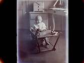Ett barn i barnstol.
Köpman Erik Dahm