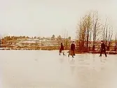 Skridskoåkning på Marksjön, tre personer.