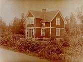 Tvåvånings bostadshus i trä med frontespis.Axel Hedström, Box 3522, Almby.