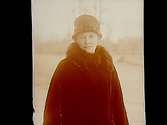 En kvinna i vinterkläder.
Fru Kierkegaard