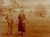 En man och en kvinna i trädgården.K.E. Malmström