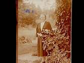 En kvinna i trädgården.Elsa Velin