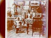 Rumsinteriör, en liten flicka.Sam Lindskogs familjebild.Två bilder på samma glasplåt.
