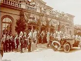 Kung Gustaf V anlände till Örebro den 12 juni 1919 för att avtäcka statyn av Karl XIV Johan i Centralparken. Här ses kungen på väg ut från Örebro centralstation till bilen. På bilden ses i övrigt bl.a. prinserna Eugen och Carl, generalerna Toll och Uggla samt överste Sjögren.