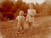 Två barn, en flicka och en pojke.Sam Lindskogs familjebild.
