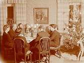 Rumsinteriör, Lindskogs familj, 9 personer.Sam Lindskogs familjebild.