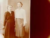 Två kvinnor, Margit Lindskog och Ada.Sam Lindskogs familjebild.Två bilder på samma glasplåt.