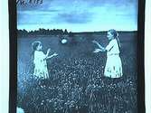 Två flickor kastar boll.
Sam Lindskogs privata bilder.