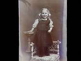 E flicka. Märta Lindskog vid 3 års ålder.Sam Lindskogs privata bilder.