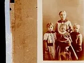 Familjeporträtt, fyra barn.Sam Lindskogs privata bilder.(Två bilder på samma glasplåt)